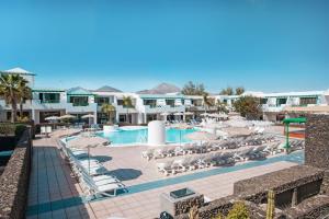 een uitzicht op het zwembad van een resort bij Relaxia Olivina in Puerto del Carmen