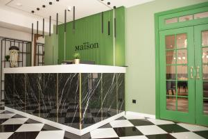 vestíbulo con paredes verdes y azulejos blancos y negros en Maison en Bosteri