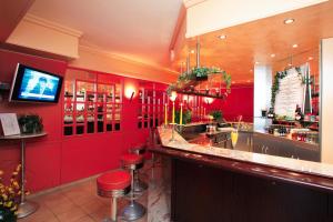 Lounge nebo bar v ubytování Hotel Silberhorn