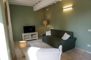 TV a/nebo společenská místnost v ubytování Agriturismo Cheloni