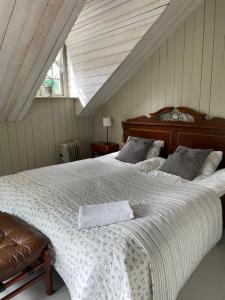 um quarto com uma cama grande num sótão em Arphus Lodge em Eskilstuna