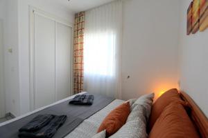 Camera con letto, divano e finestra. di LEON INMO Apartment Bella - 10412 a Empuriabrava Altre 14 foto