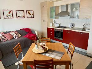 Il comprend un salon et une cuisine avec une table et un canapé. dans l'établissement Villa Centaurea Apartment with private parking, à Taormine