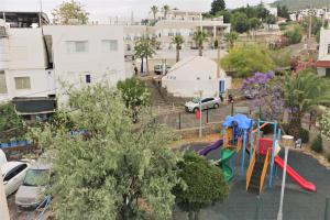 Luftaufnahme eines Spielplatzes auf einem Parkplatz in der Unterkunft Durak Hotel in Bodrum City