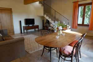 TV a/nebo společenská místnost v ubytování Agriturismo Cheloni