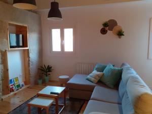 a living room with a couch and a table at Hospédate Pontevedra in Pontevedra