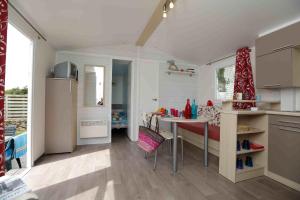 een keuken met een tafel en stoelen in een kamer bij Chênefleur in Tintigny