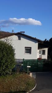 una casa blanca con una valla verde en Ferienhaus Inge, en Kirchberg an der Raab