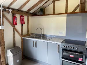 Fotografie z fotogalerie ubytování The Cow Shed 1BR-Sleeps4-Parking-PetsOK v destinaci Bradwell on Sea