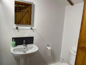 Fotografie z fotogalerie ubytování The Cow Shed 1BR-Sleeps4-Parking-PetsOK v destinaci Bradwell on Sea + 62 fotografií