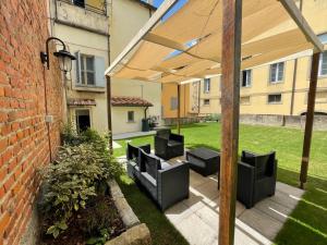 een patio met stoelen en een parasol in de tuin bij Home of Piero in Arezzo