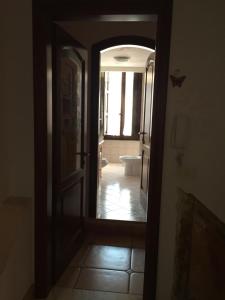 um corredor com uma porta aberta para uma casa de banho em BELVEDERE em La Maddalena