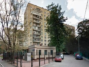 モスクワにあるApartLux Sokolの車が目の前に停まった高い建物