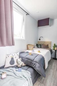 Un dormitorio con dos camas y una ventana en Chênefleur, en Tintigny