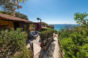 uma casa com vista para o oceano em Villa Laura em Monte Nai