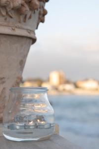 a glass jar filled with water sitting on a table at Villa delle Palme in Santa Marinella