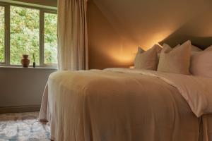 A bed or beds in a room at Beautiful Luxury Property in the Surrey Hills