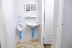 a bathroom with a urinal and a sink at Baan Rai Pray Rung Kaeng Krachan in Ban Tha Ling Lom