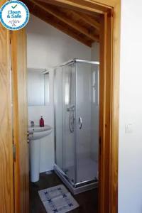 Et badeværelse på Casa das Camarinhas RAAL 542- casa partilhada