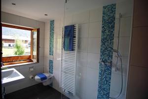 Koupelna v ubytování Haus Zauner + 37 fotografií