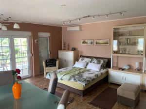 Кровать или кровати в номере Vila Sunce Morovic