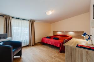 Ein Bett oder Betten in einem Zimmer der Unterkunft Aleksandri Hotel