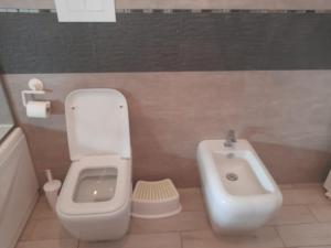 bagno con servizi igienici, bidet e lavandino di Agata2020 a Mondragone
