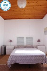 ポンタ・デルガダにあるCasa Catita 199 RRALの木製の天井のベッドルーム1室(大型ベッド1台付)