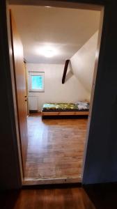 Posteľ alebo postele v izbe v ubytovaní Dům u lesa - Nové Hamry