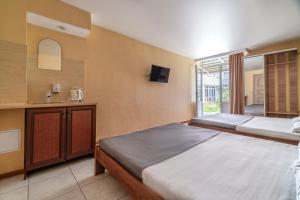 Llit o llits en una habitació de Santorini Beach Hotel Koblevo