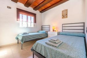 Ένα ή περισσότερα κρεβάτια σε δωμάτιο στο Hauzify I Mas Blau +10 φωτογραφίες