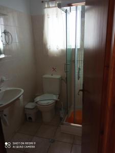 Kúpeľňa v ubytovaní Agios Georgios - 2 Beds - Sleeps 5 - Free Parking