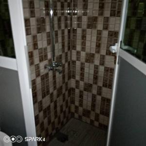 Ett badrum på executive 4bedrooms house in Lagos Nigeria