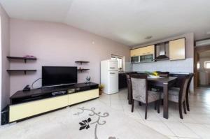Zdjęcie z galerii obiektu Apartment in Zaton (Zadar) with sea view, terrace, air conditioning, Wi-Fi (4814-2) w mieście Zaton