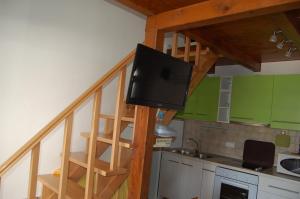 een keuken met een trap en een flatscreen-tv bij Apartment in Privlaka with Terrace, Air conditioning, Wi-Fi, Washing machine (4839-1) in Privlaka