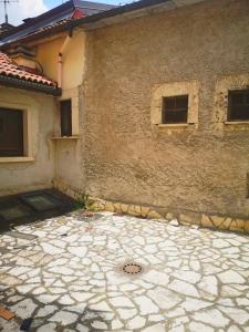 ein Gebäude mit einer Steinterrasse davor in der Unterkunft FORT Montagna Casa Impero in Rivisondoli