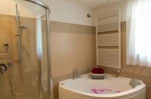 Et badeværelse på ROSE GARDEN + 42 billeder