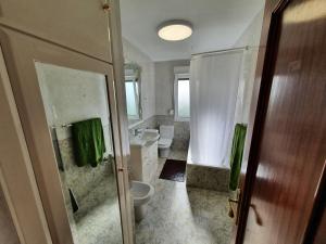 Koupelna v ubytování Villa Lola - Casa con Futbolín-Billar-Diana - 6pax
