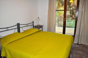 Кровать или кровати в номере Holiday House Angelos C on Agios Gordios Beach