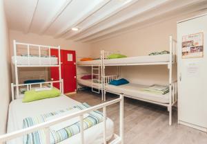 Postel nebo postele na pokoji v ubytování Booze & Snooze Social Hostel