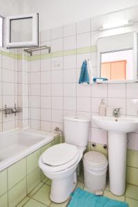 łazienka z toaletą i umywalką w obiekcie House Ilias w mieście Sarti