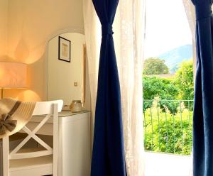 Pokój z oknem z widokiem na dziedziniec w obiekcie Hotel Baia di Levanto w mieście Levanto +25 zdjęć