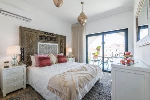 Katil atau katil-katil dalam bilik di Riad Matias Galé - Luxury Villa with private pool, AC, free wifi, 5 min from the beach +37 gambar