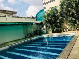 拉各斯Royal View Hotel Suite的建筑物前的游泳池 更多22张照片