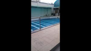 Royal View Hotel Suite内部或周边的泳池