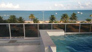 - une vue sur l'océan depuis un bâtiment avec piscine dans l'établissement Sol e Mar Solar do Atlântico, à João Pessoa
