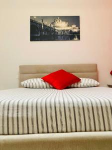 Postel nebo postele na pokoji v ubytování Rome Happiness Red