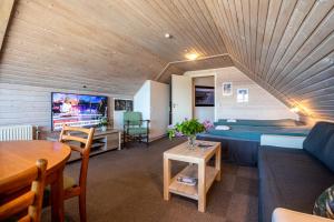 uma sala de estar com um grande tecto de madeira em Vandkanten em Løgstør