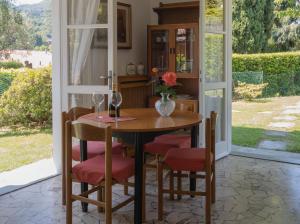 a dining room with a table and chairs and a window at CASA ISA in Bellagio