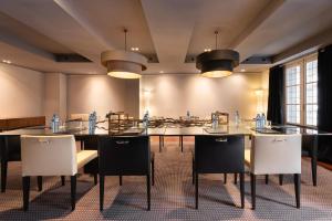 a dining room with a table and chairs at Eurostars Marqués de Vallejo in Logroño